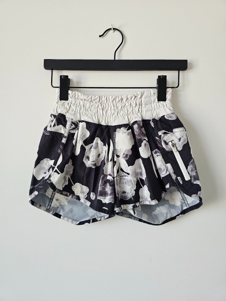 Lululemon Black White Floral Print Lightweight Tracker Shorts 4" Lined Size 4